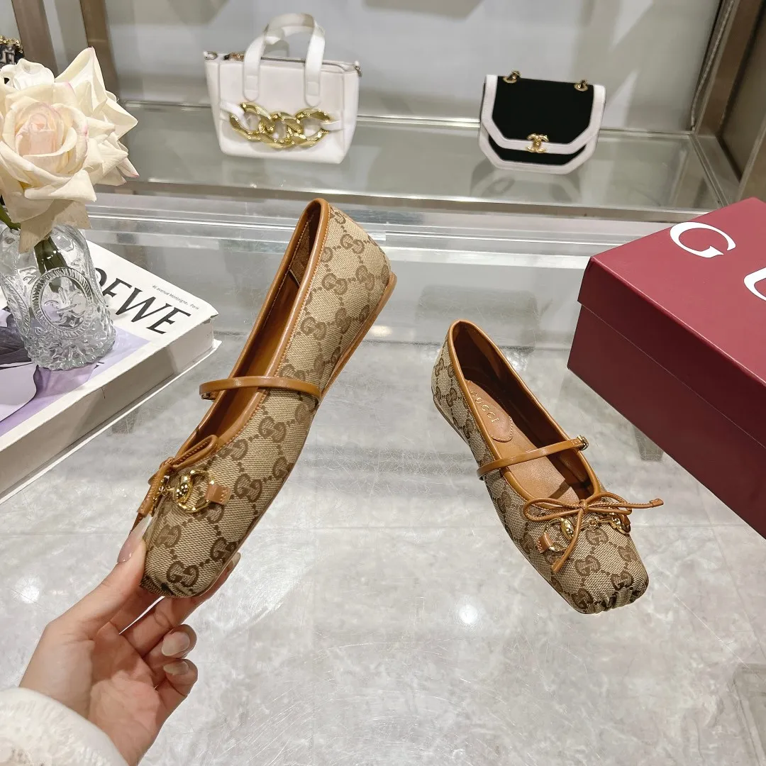 👟👟Ex-factory price 560👟👟 Gucci Horsebit series women's ballet flats. This iconic horsebit ballet flats features a square toe design and elegant bow details, paying tribute to the traditional ballet shoe style. This piece is crafted from Gucci ankh leather and embellished with a light gold-tone horsebit buckle. A 'sacchetto' construction with a soft, padded insole provides a great fit. ✅Size: 35-42 (customized for 40-42) ✅Sole material: Imported Italian genuine leather sole ✅Packaging: Brand new red box packaging